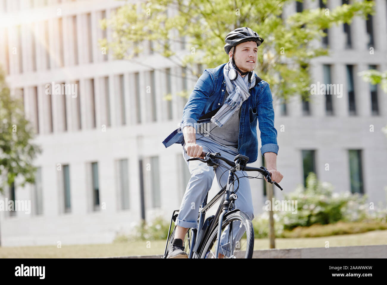 Studente sul suo e-bike a Goethe University di Francoforte, Germania Foto Stock