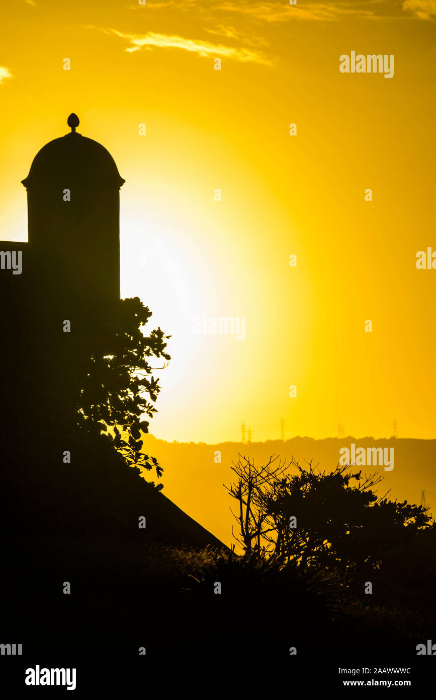 Silhouette torre di avvistamento di Fortaleza San Felipe contro il cielo al tramonto, Puerto Plata, Repubblica Dominicana Foto Stock