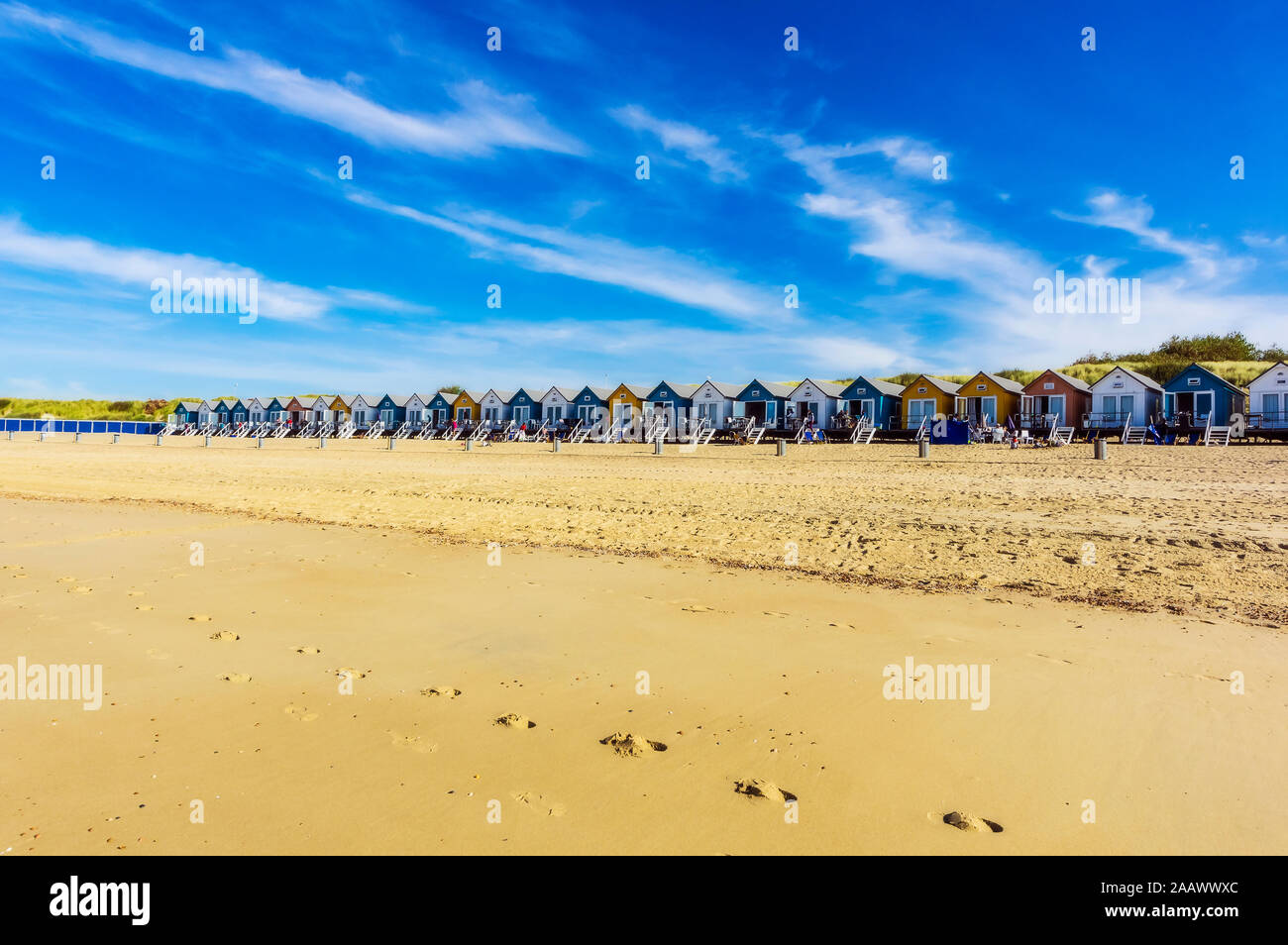 Paesi Bassi Zeeland, Vlissingen, Fila di case di legno sulla spiaggia sabbiosa Foto Stock