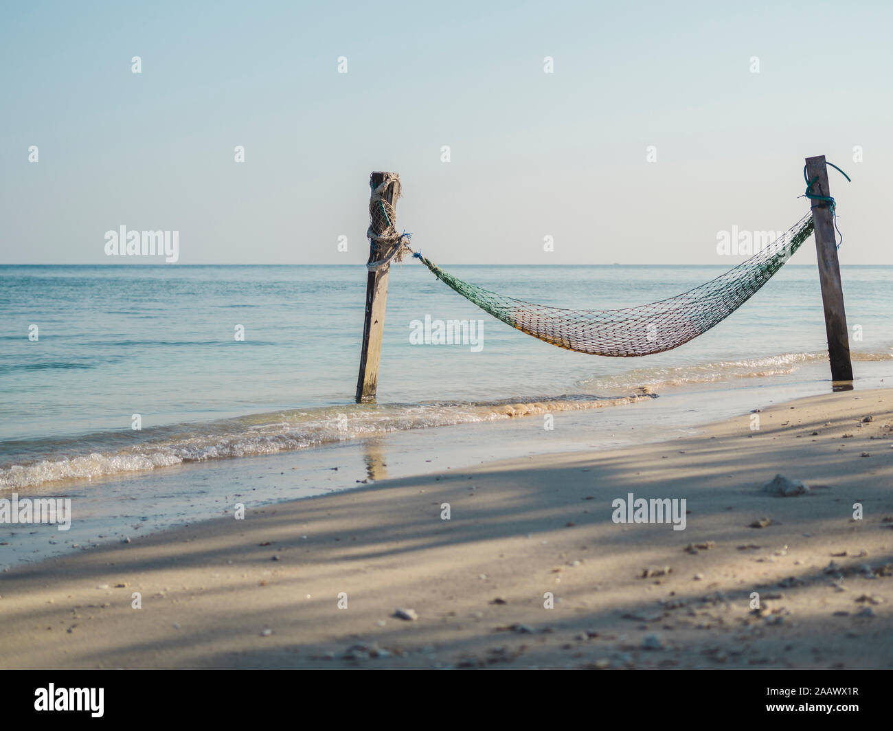 Indonesia, Bali, isole Gili, Gili Air, pesca net amaca sulla spiaggia vista sulla tranquilla giornata Foto Stock