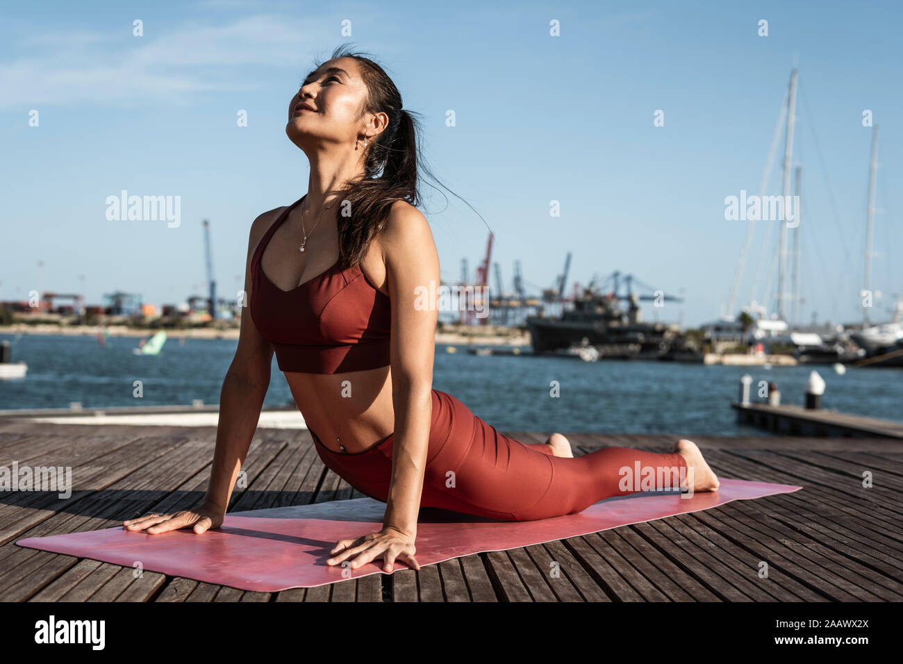 Donna asiatica la pratica dello yoga, cobra pongono Foto Stock