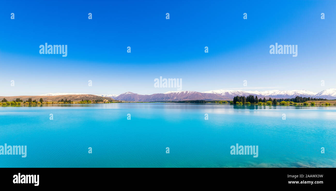 Idilliaco shot del Lago Ruataniwha contro il cielo blu, Isola del Sud, Nuova Zelanda Foto Stock