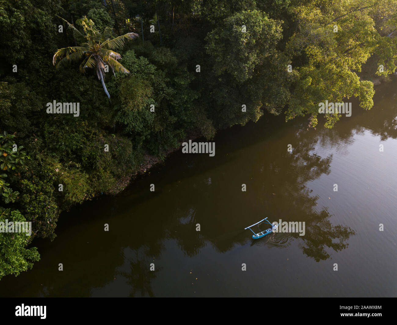 Drone shot della nave nautico sul fiume a Bali, Indonesia Foto Stock