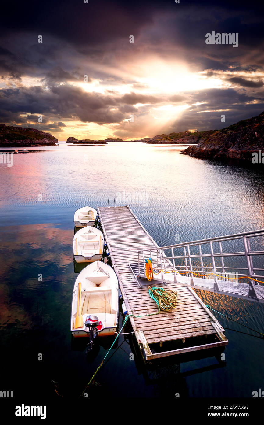 Pier con barche, Kabelvag, Lofoten, Norvegia Foto Stock
