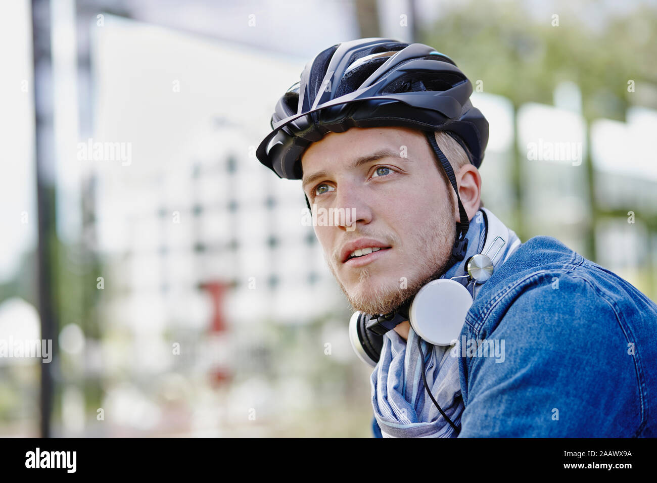 Ritratto di studente con il ciclismo casco e cuffie Foto Stock
