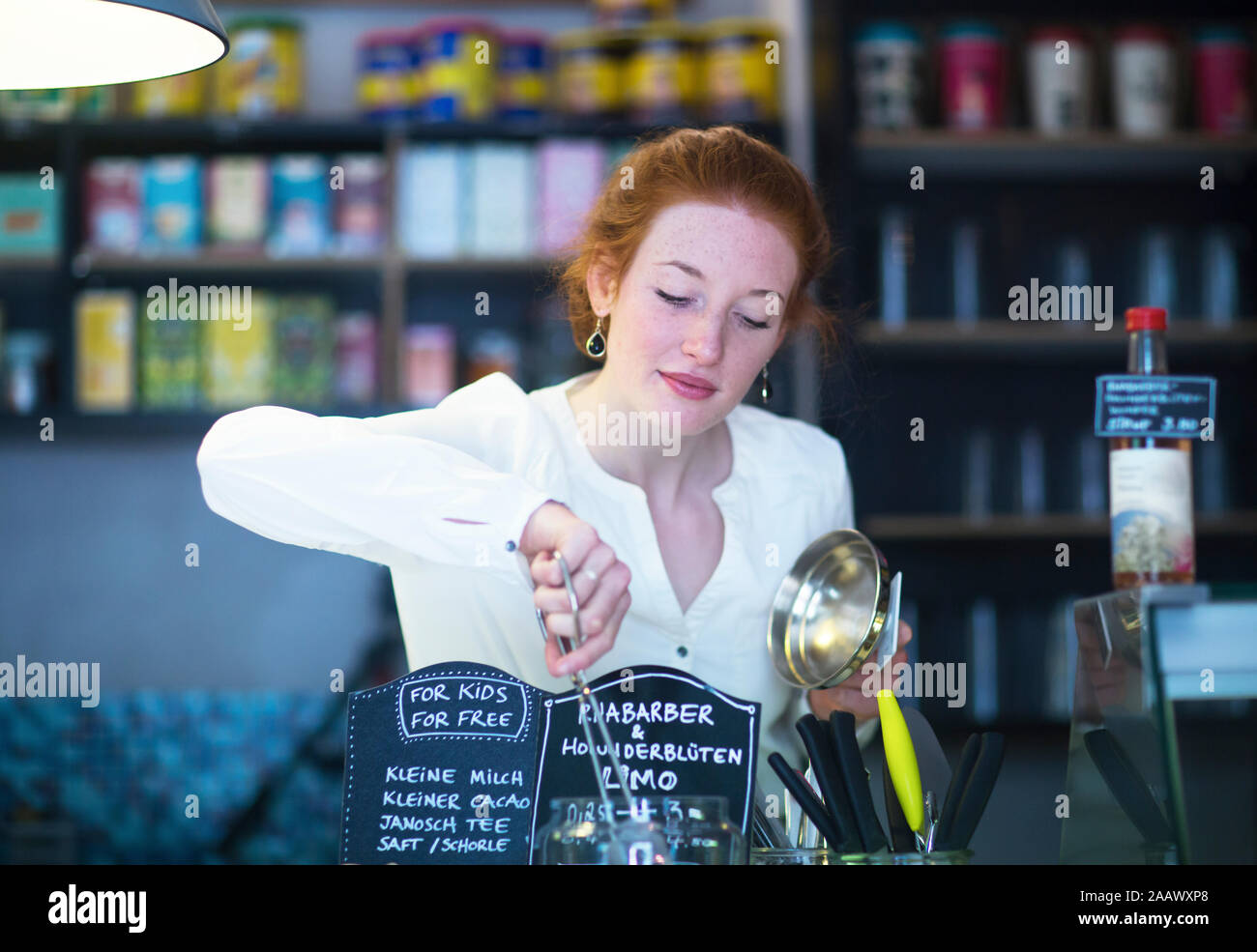 Giovane donna che lavorano in coffee shop Foto Stock