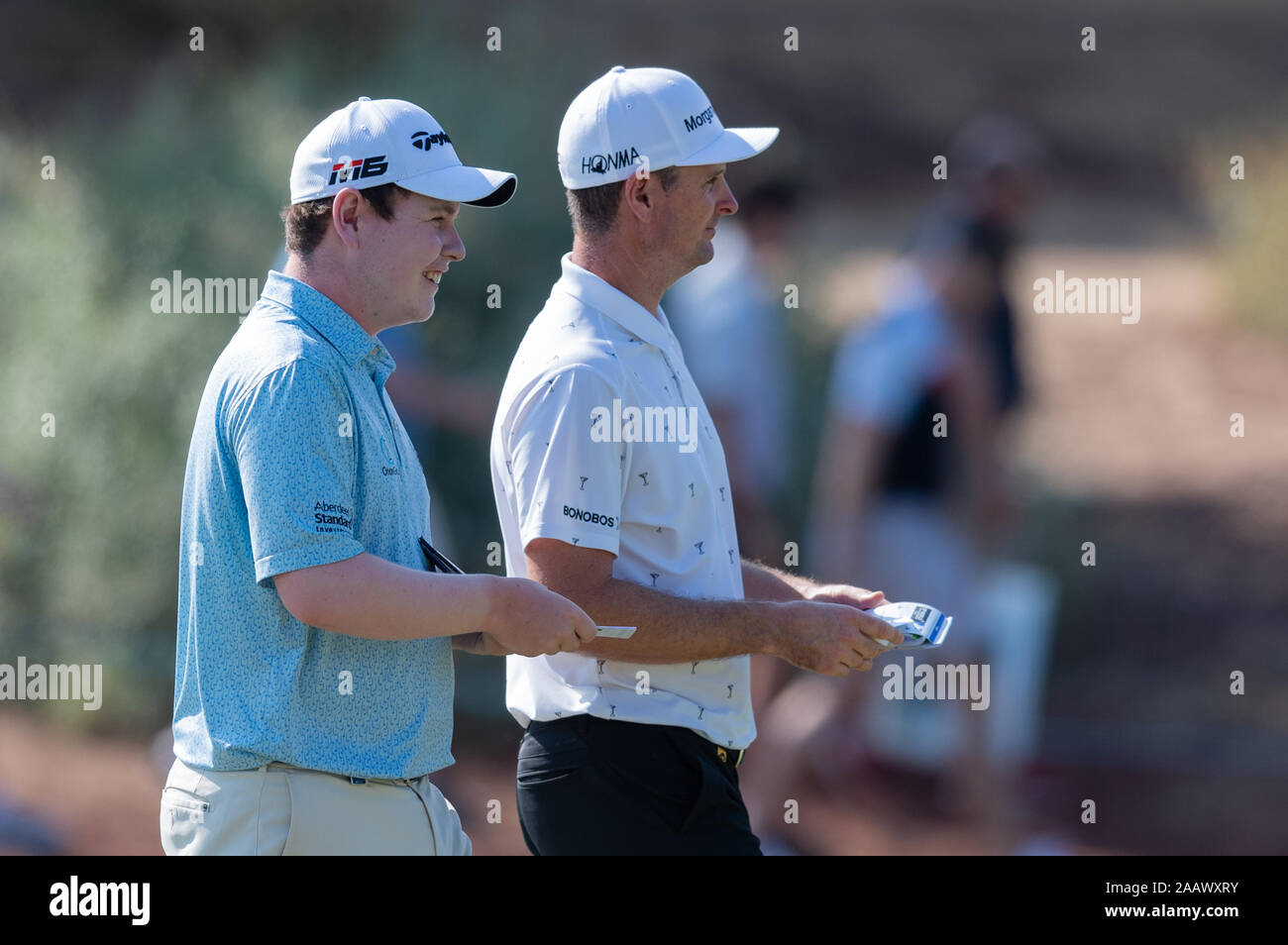 Dubai, EAU. 24 Novembre, 2019. Robert Macintyre di Scozia (sinistra) cammina con Justin Rosa dell'Inghilterra nel round finale durante il DP World Tour Championship con Jumeirah Golf Estates, Dubai, UAE il 24 novembre 2019. Foto di concedere l'inverno. Solo uso editoriale, è richiesta una licenza per uso commerciale. Nessun uso in scommesse, giochi o un singolo giocatore/club/league pubblicazioni. Credit: UK Sports Pics Ltd/Alamy Live News Foto Stock