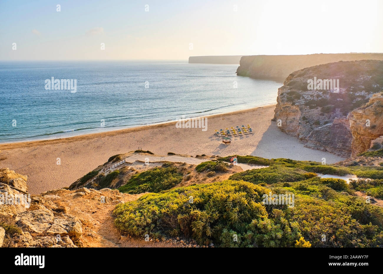 Il Portogallo, Algarve, Sagres, Beliche spiaggia sabbiosa di sunrise Foto Stock