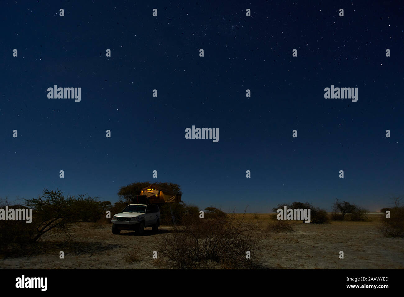 Tenda sul veicolo fuoristrada in campo contro il cielo di notte, Makgadikgadi pentole, Botswana Foto Stock