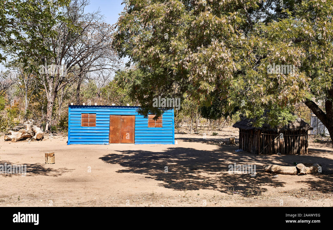 Blue House nel piccolo villaggio di Caprivi Strip, Namibia Foto Stock