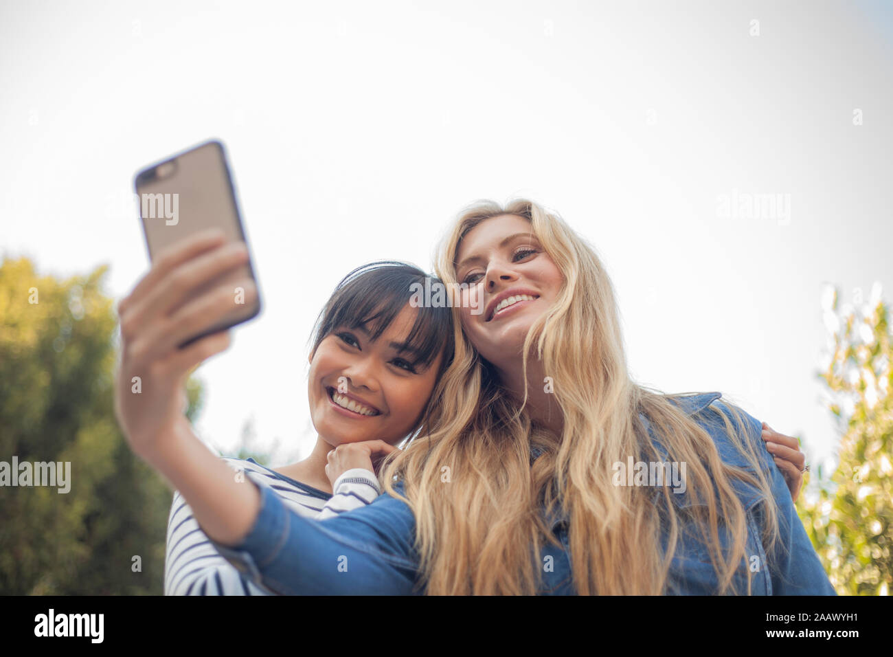 Due donne che prendono un selfie Foto Stock