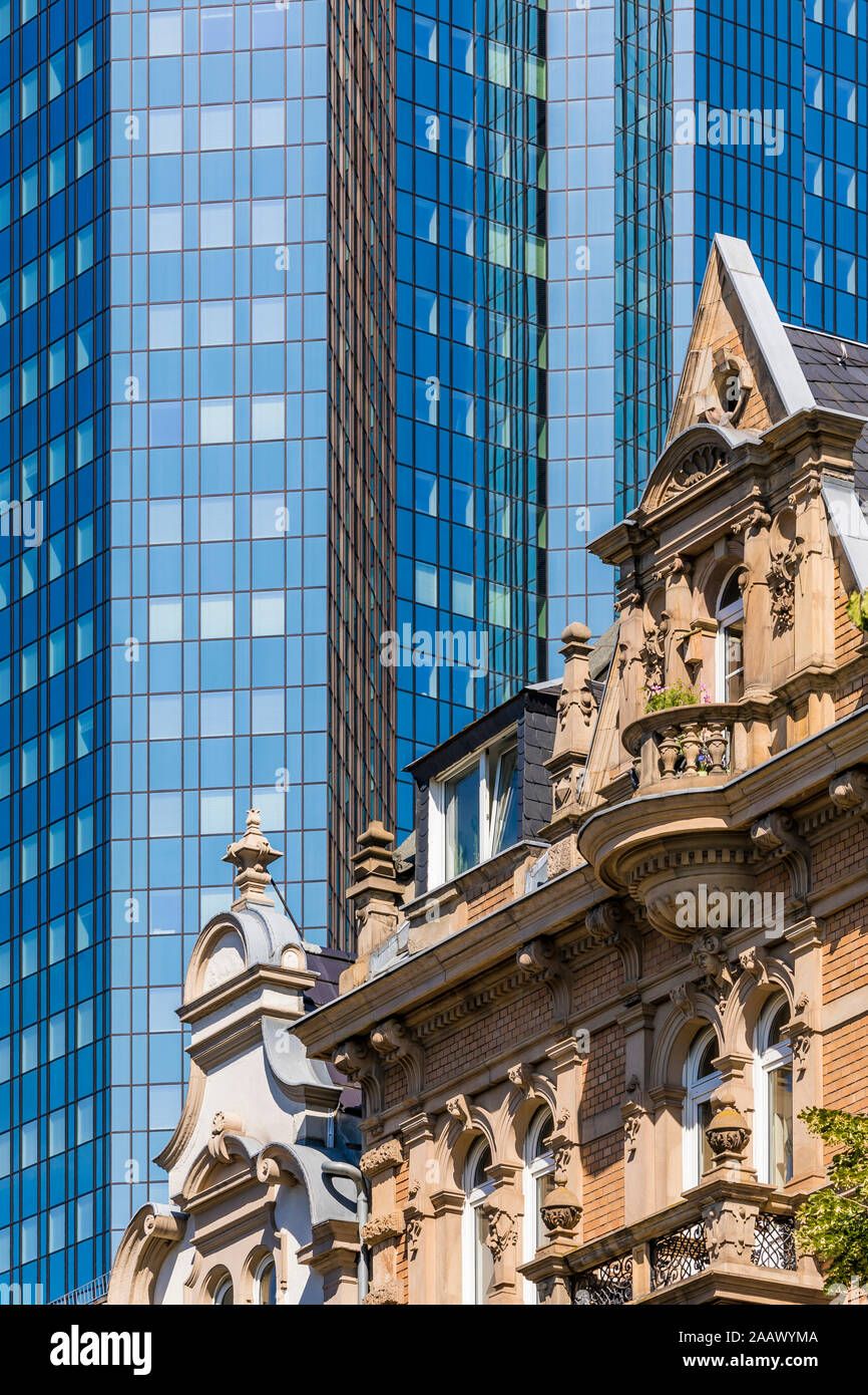 Basso angolo di visione degli edifici a Francoforte, Germania Foto Stock