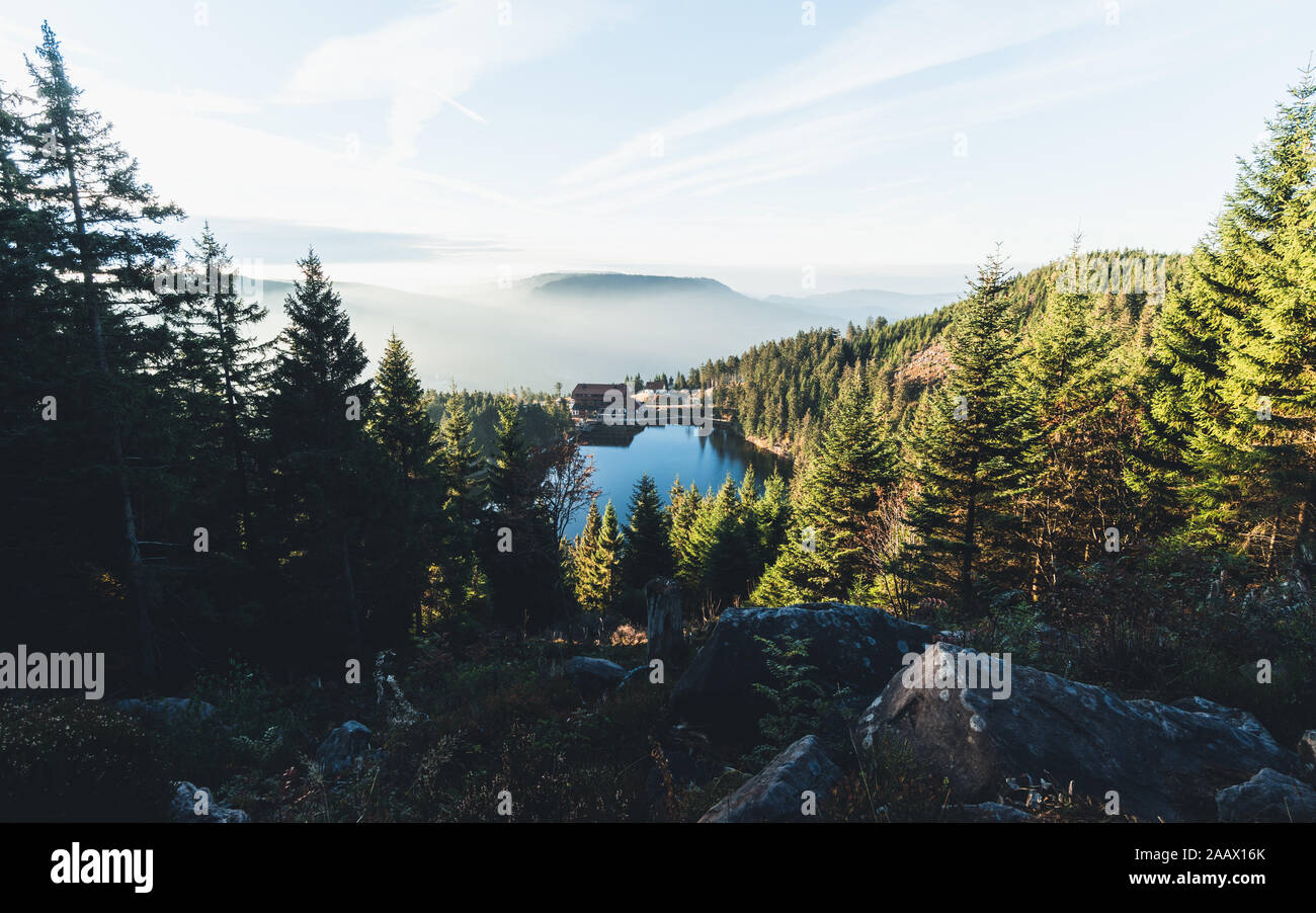 Der Mummelsee auf der Hornisgrinde während einem Sonnenaufgang im Herbst Foto Stock