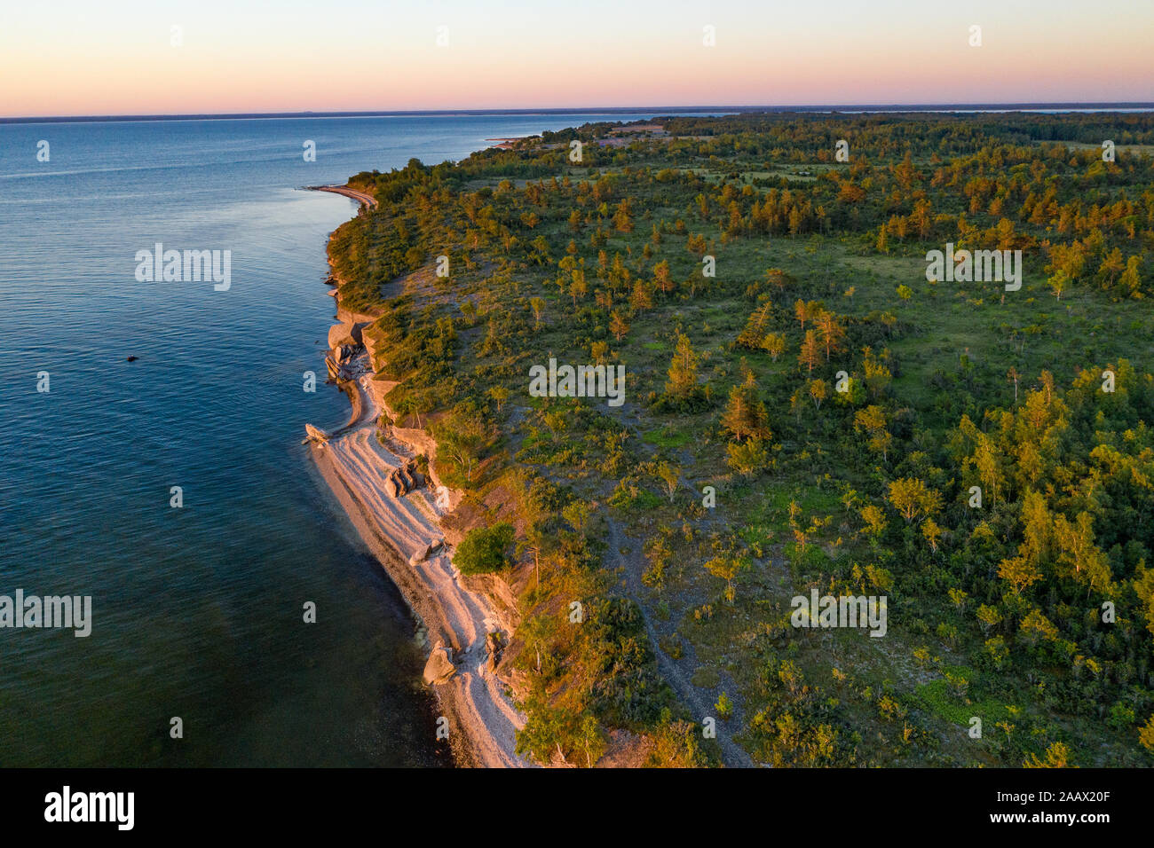 Muro di pietra sul Mar Baltico nell'estate. Costa Pakri, isola in Estonia, l'Europa. Foto Stock