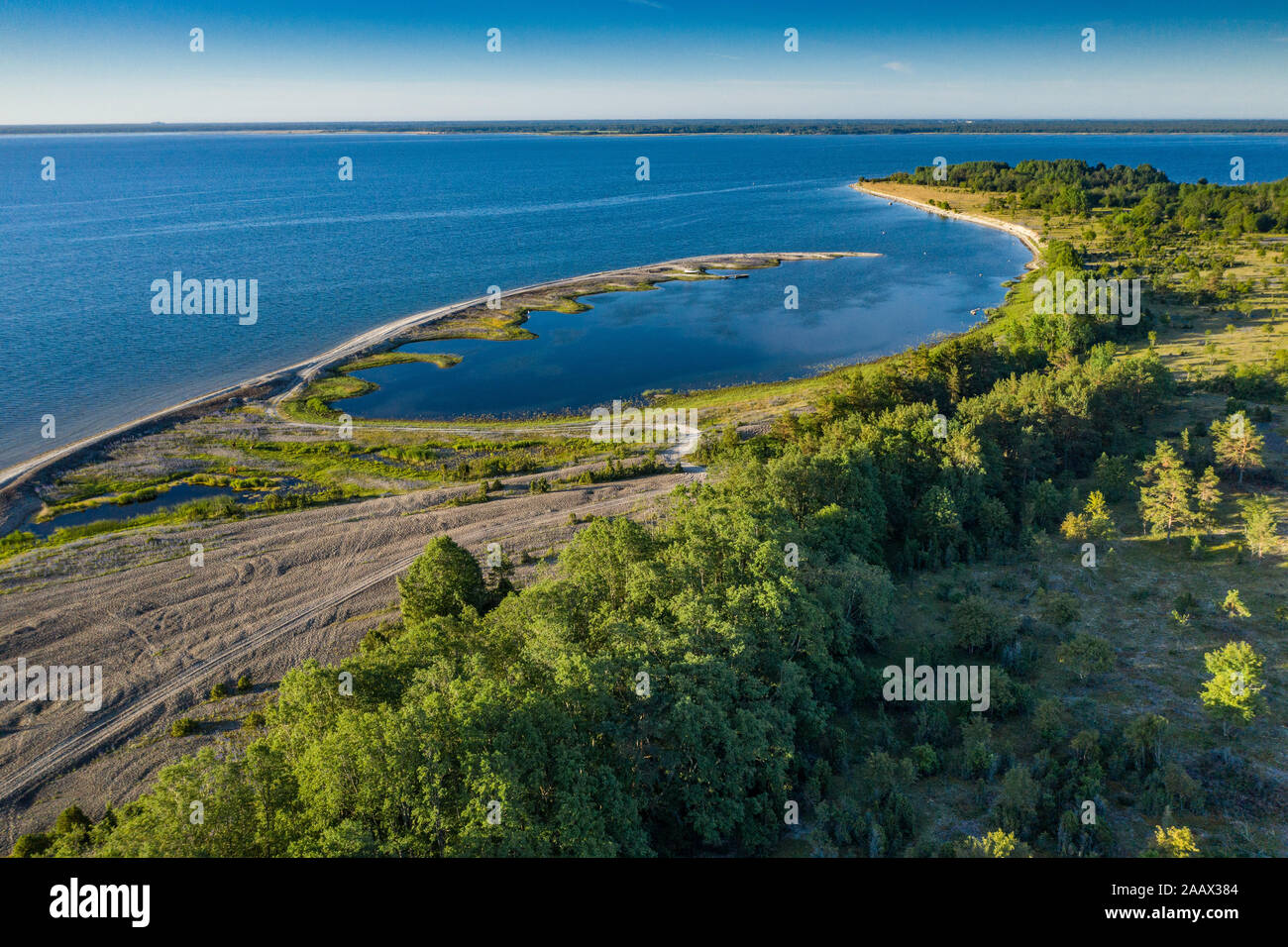 Muro di pietra sul Mar Baltico nell'estate. Costa Pakri, isola in Estonia, l'Europa. Foto Stock