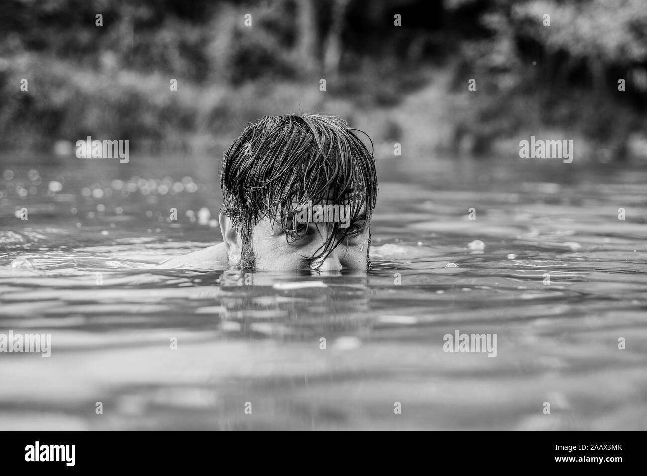 Nessuna cura e nessuna fretta. rinfrescante nel fiume di acqua. L'acqua bestia mostro peloso. Uomo selvatico. tempo di rilassarsi. uomo barbuto nuotare nel lago. La vacanza estiva. maturo nuotatore. brutale hipster con barba umida. Foto Stock