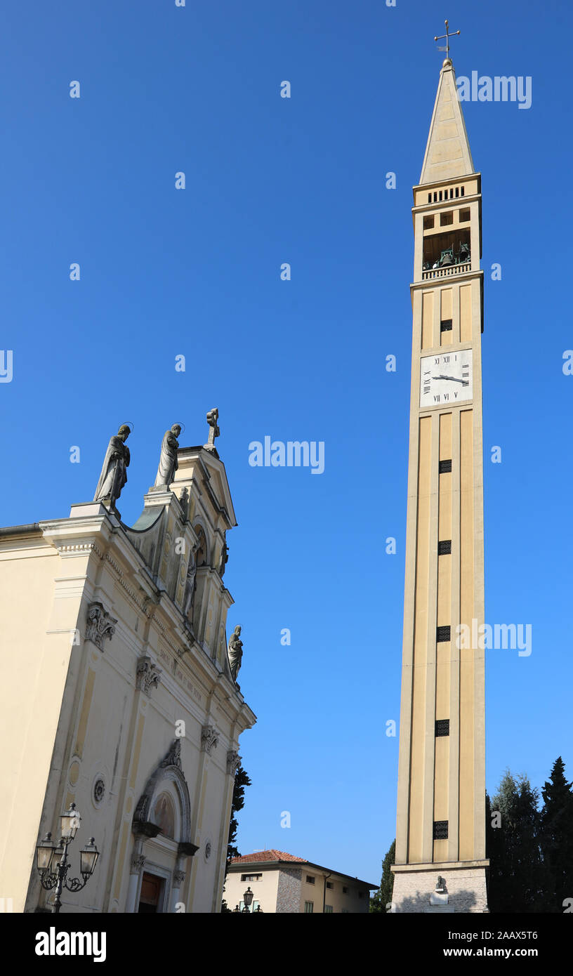 Molto alto campanile di 82 metri con cuspide piramidale con una base quadrata e una croce di Cartigliano cittadina nei pressi di Vicenza città del Nord Italia Foto Stock