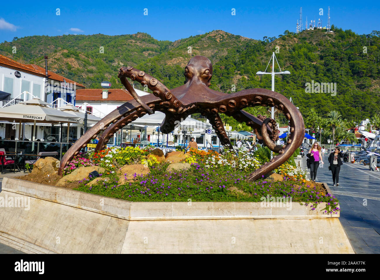 Grande scultura di polpo, statua a Mamaris, una popolare località turistica nella parte meridionale della Turchia, tempo d'autunno. Foto Stock