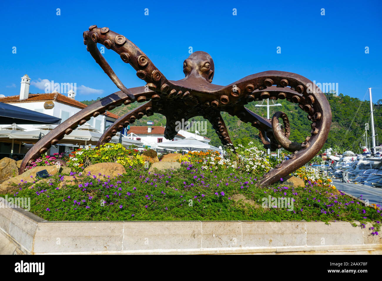 Grande scultura di polpo, statua a Mamaris, una popolare località turistica nella parte meridionale della Turchia, tempo d'autunno. Foto Stock