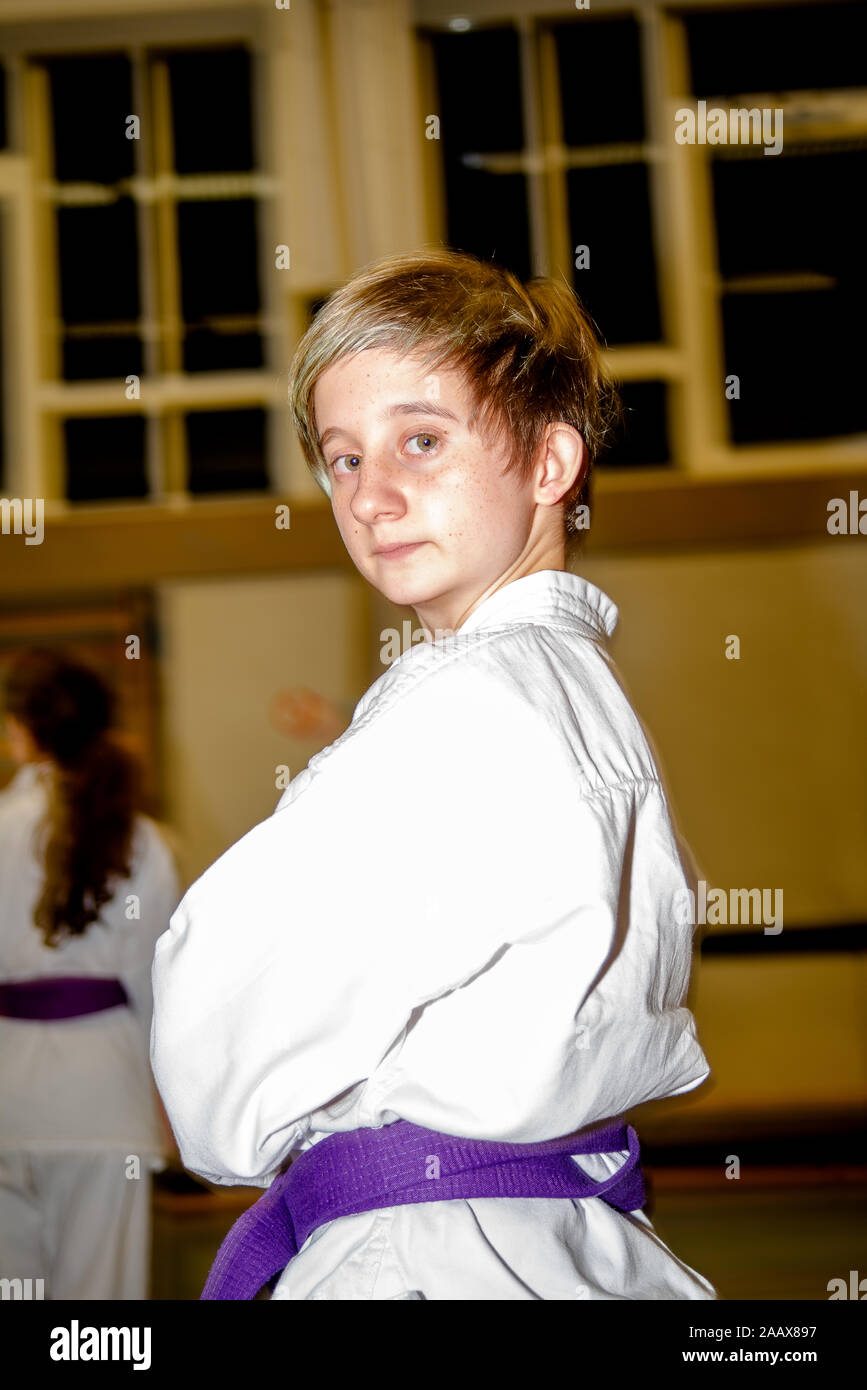 Close up di teen ager con il karate cintura viola Foto stock - Alamy
