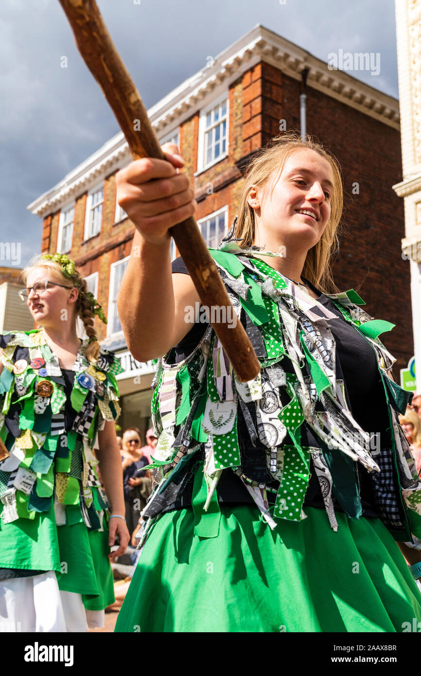 Chiudere fino a basso angolo di visione della giovane donna dal Offcumduns Morris ballerini folk Dancing in the street e trattenere personale di legno a Faversham Hop Festiva Foto Stock