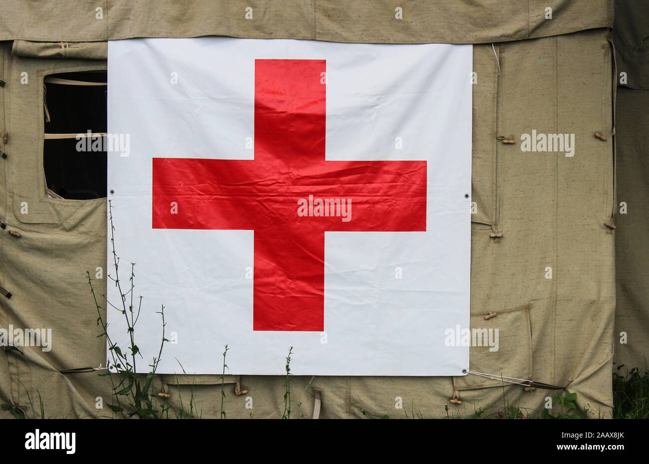 Segno della Croce rossa in campo militare tenda Foto Stock