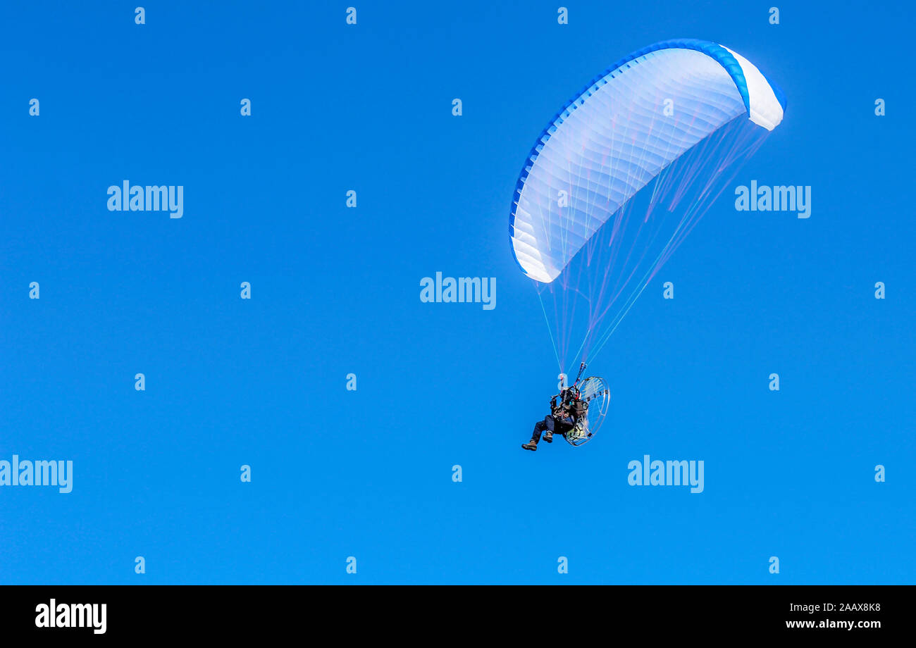 Paracadutista, in bilico nel cielo con un paracadute con un motore Foto Stock