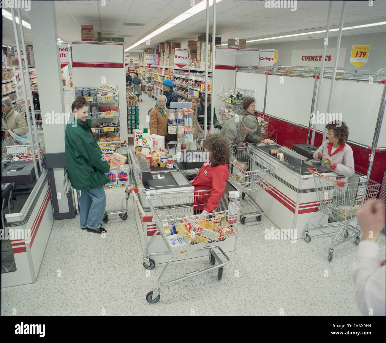 Gli acquirenti alle casse nel 1989 nel supermercato Kwiksave, Cheetham Hill, Manchester North West England, Regno Unito Foto Stock
