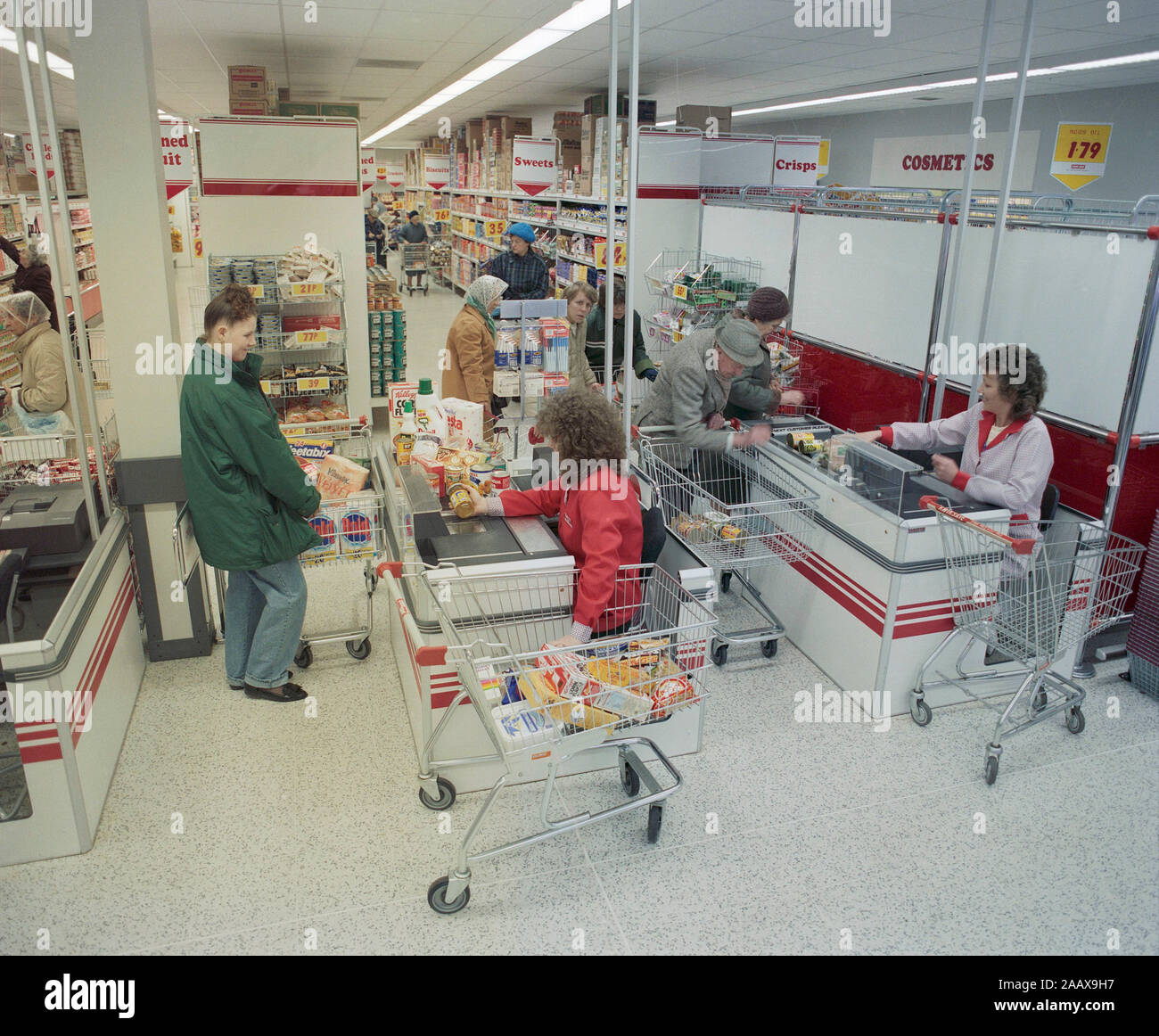 Gli acquirenti alle casse nel 1989 nel supermercato Kwiksave, Cheetham Hill, Manchester North West England, Regno Unito Foto Stock