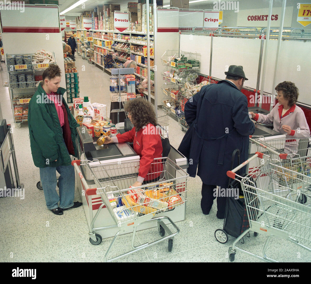 Gli acquirenti alle casse nel 1989 nel supermercato Kwiksave, Cheetham Hill, Manchester North West England, Regno Unito Foto Stock