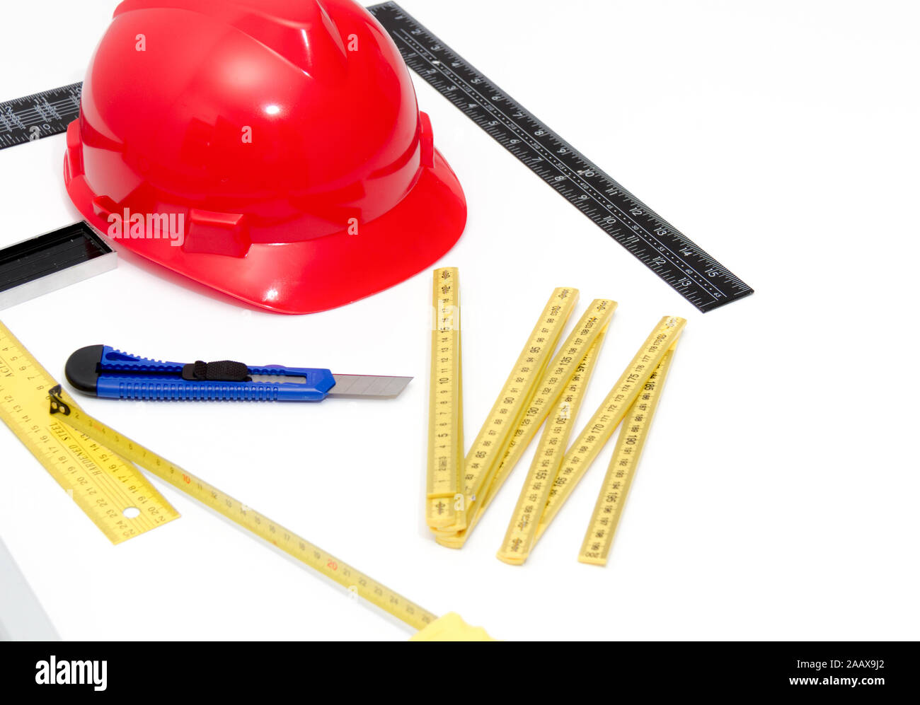 Foto del casco e strumenti per la costruzione di disegni ed edifici Foto Stock