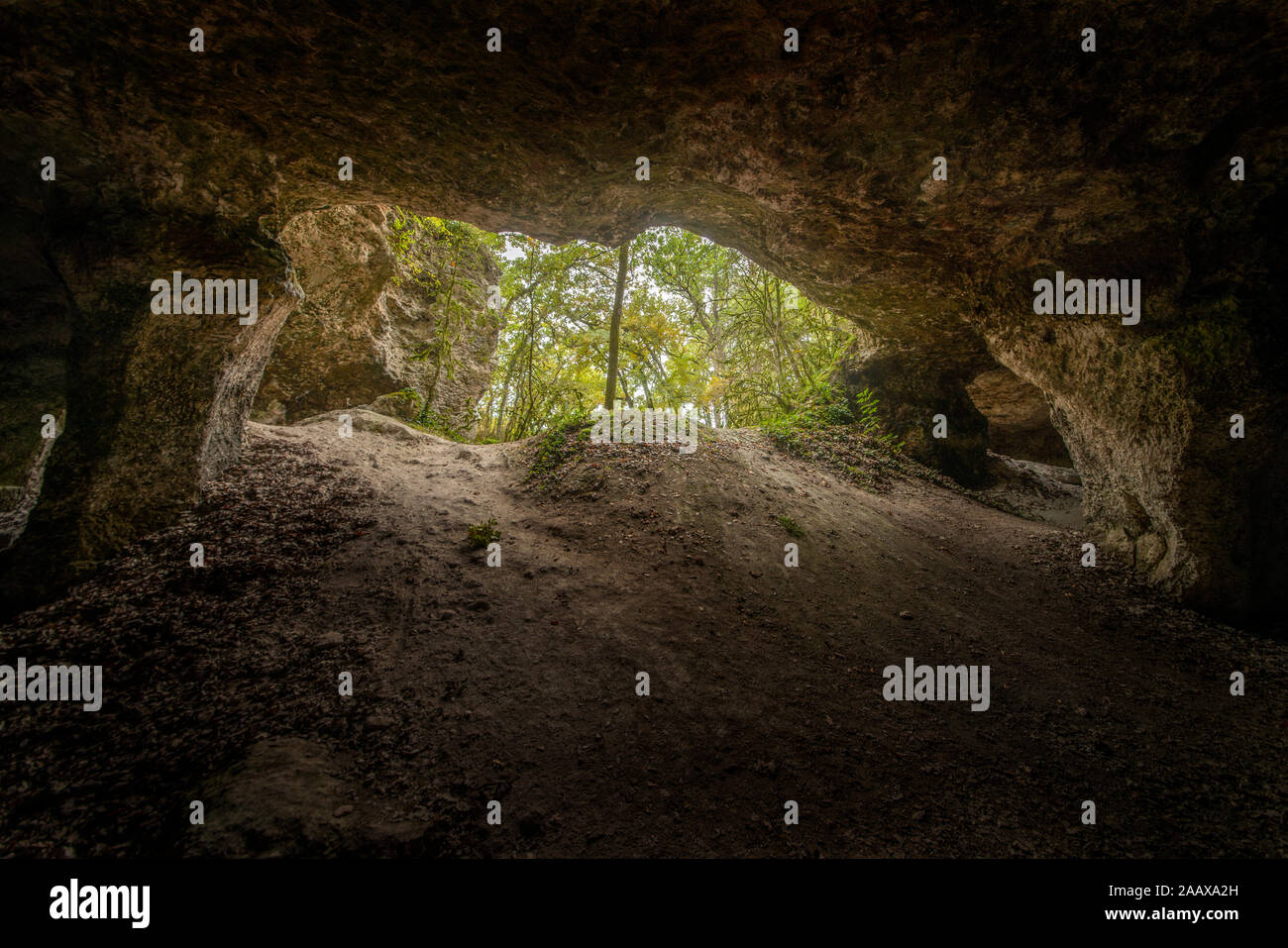 L'entrata al vecchio di secoli Grotte Mailhoulie vicino a Cordes-sur-Ciel nel sud della Francia. Mulino di calcare pietre sono state estratte qui. Foto Stock