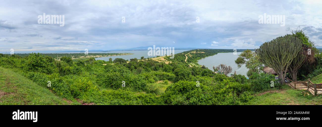 Vista panoramica del canale Kazinga e Lago Edward nel Queen Elizabeth National Park, Uganda occidentale da Mweya Safari Lodge Foto Stock