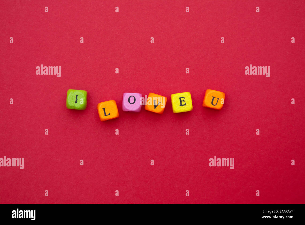 Ti amo parola, scritte su sfondo rosso. Il giorno di San Valentino, amicizia, Giornata della madre. Blocchi colorati parola d'amore. Foto Stock