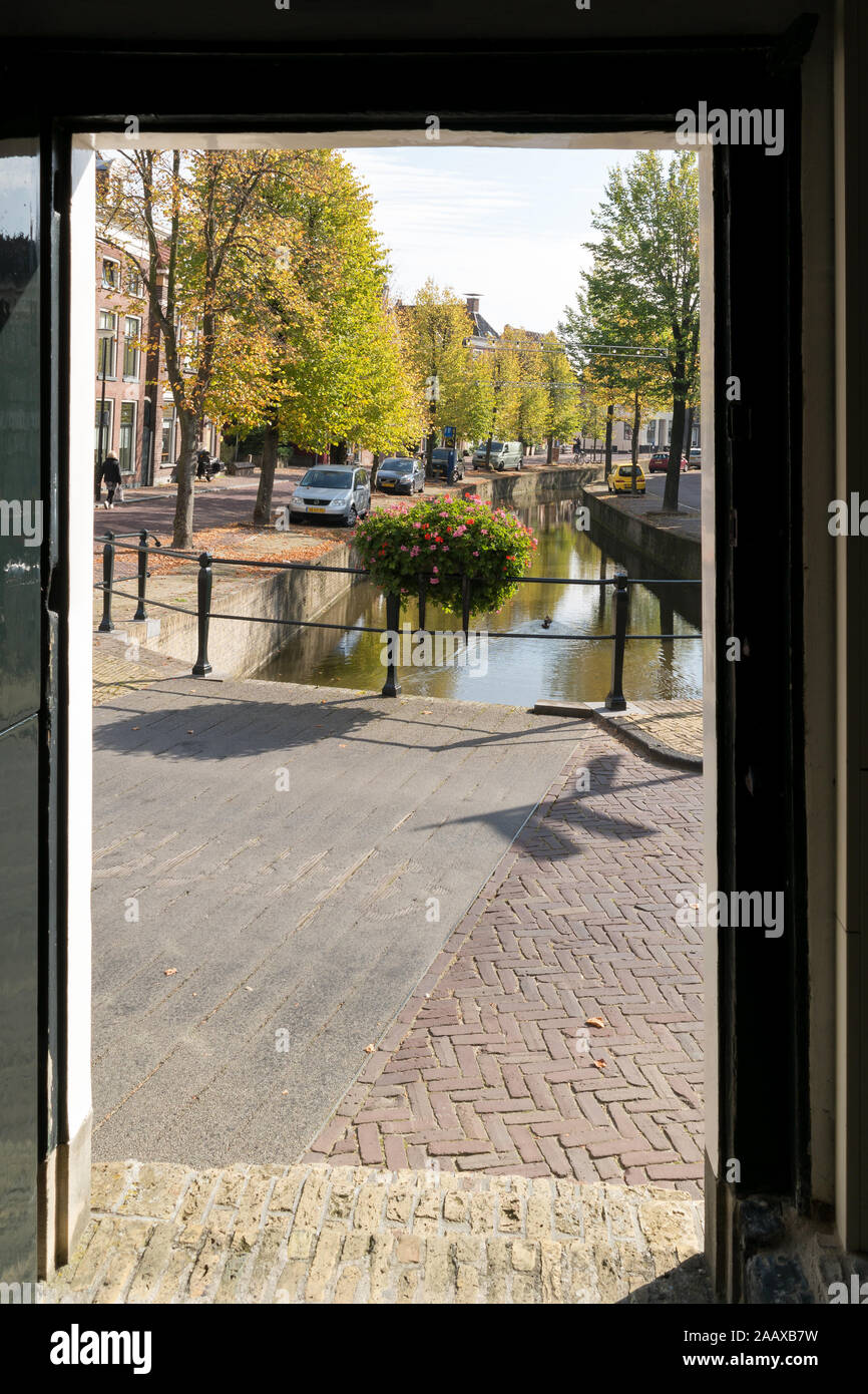 Vista dalla porta di portatori di mais casa per Zilverstraat canal nella città di Franeker, Friesland, Paesi Bassi Foto Stock