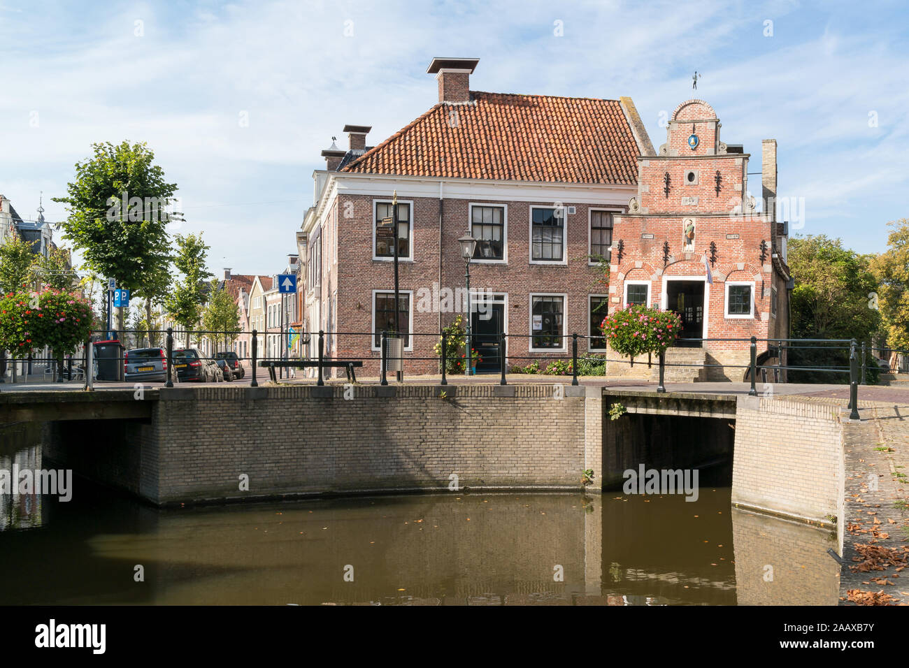 Vecchio portatori di mais casa su Zilverstraat canal nella città di Franeker, Friesland, Paesi Bassi Foto Stock