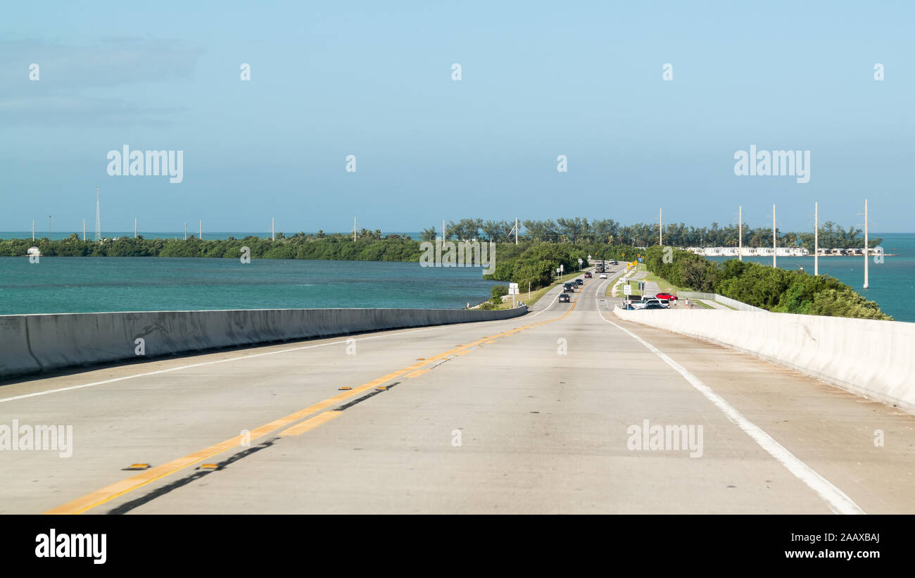 Il traffico sulla Overseas Highway US 1 e chiave lunga, Florida Keys, STATI UNITI D'AMERICA Foto Stock