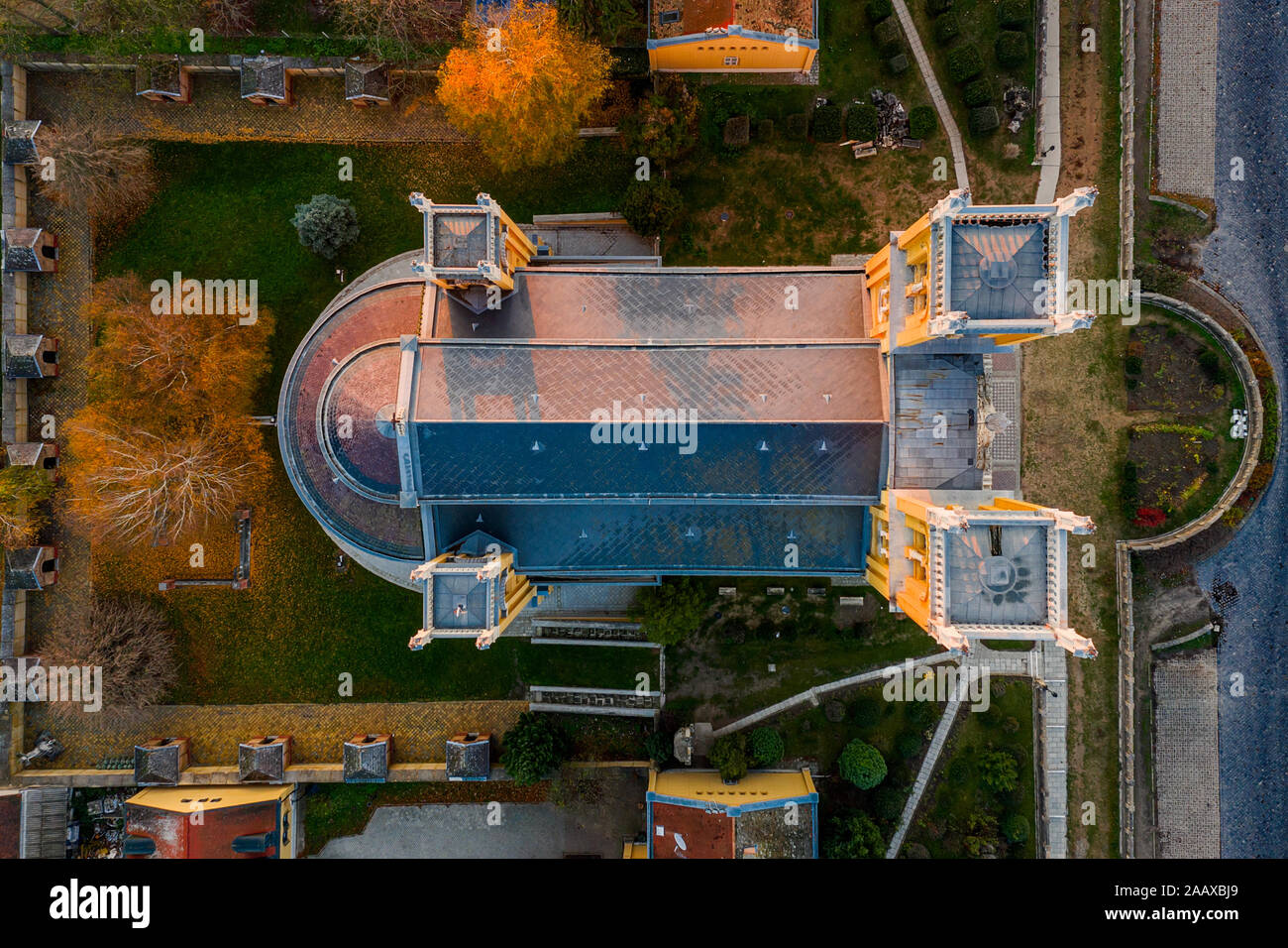 Esterno della chiesa cattolica - progettato da Ybl Miklos, è uno dei più imponente cattedrale in Ungheria rurale. Vergine Immacolata statua Foto Stock Esterno della chiesa cattolica - progettato da Ybl Miklos, è uno dei più imponente cattedrale in Ungheria rurale. Vergine Immacolata statua Foto Stock