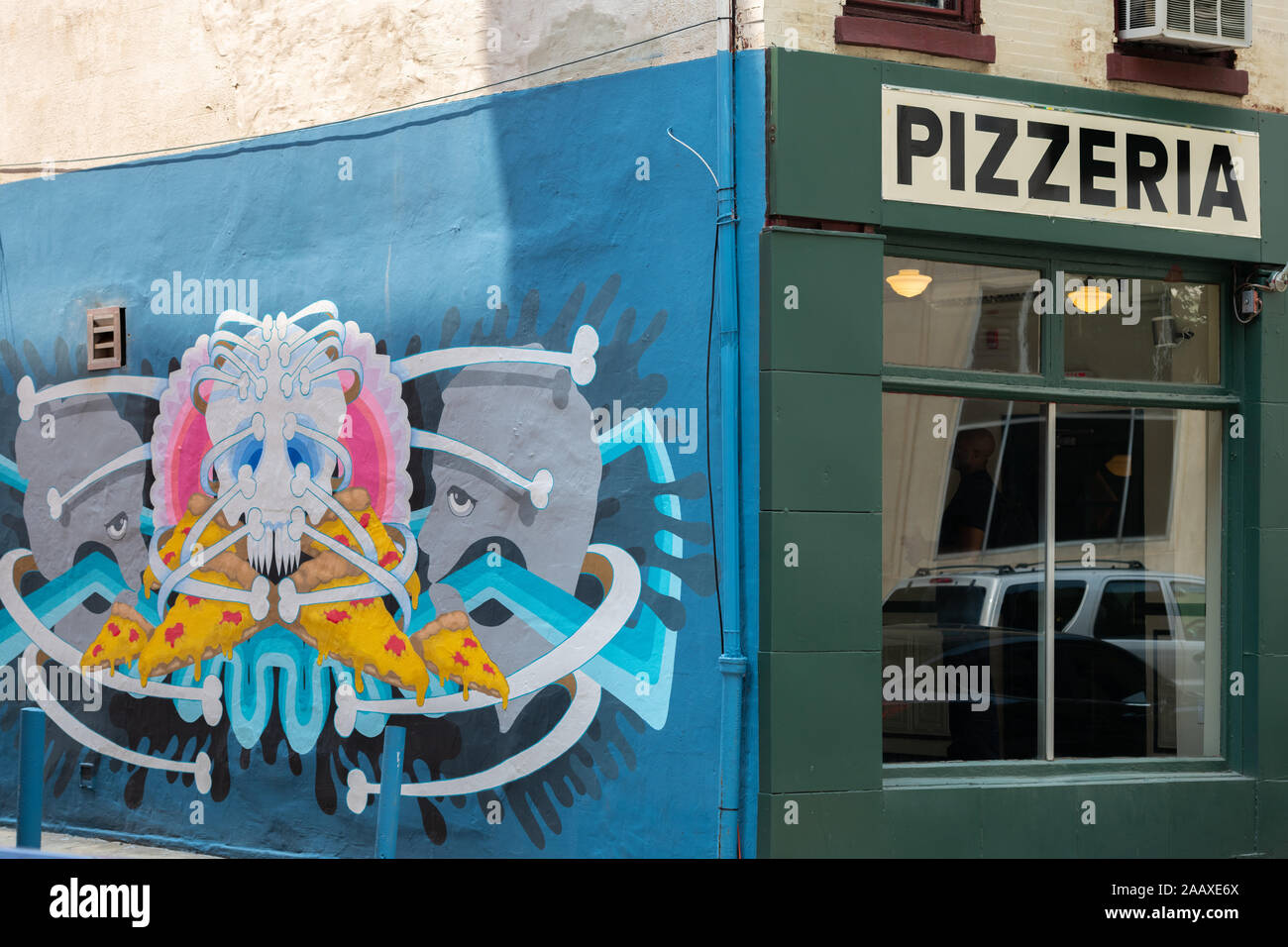 Un intricato murale (completa con fette di pizza) sulla strada ionica parete di una pizzeria in S 20th Street Foto Stock