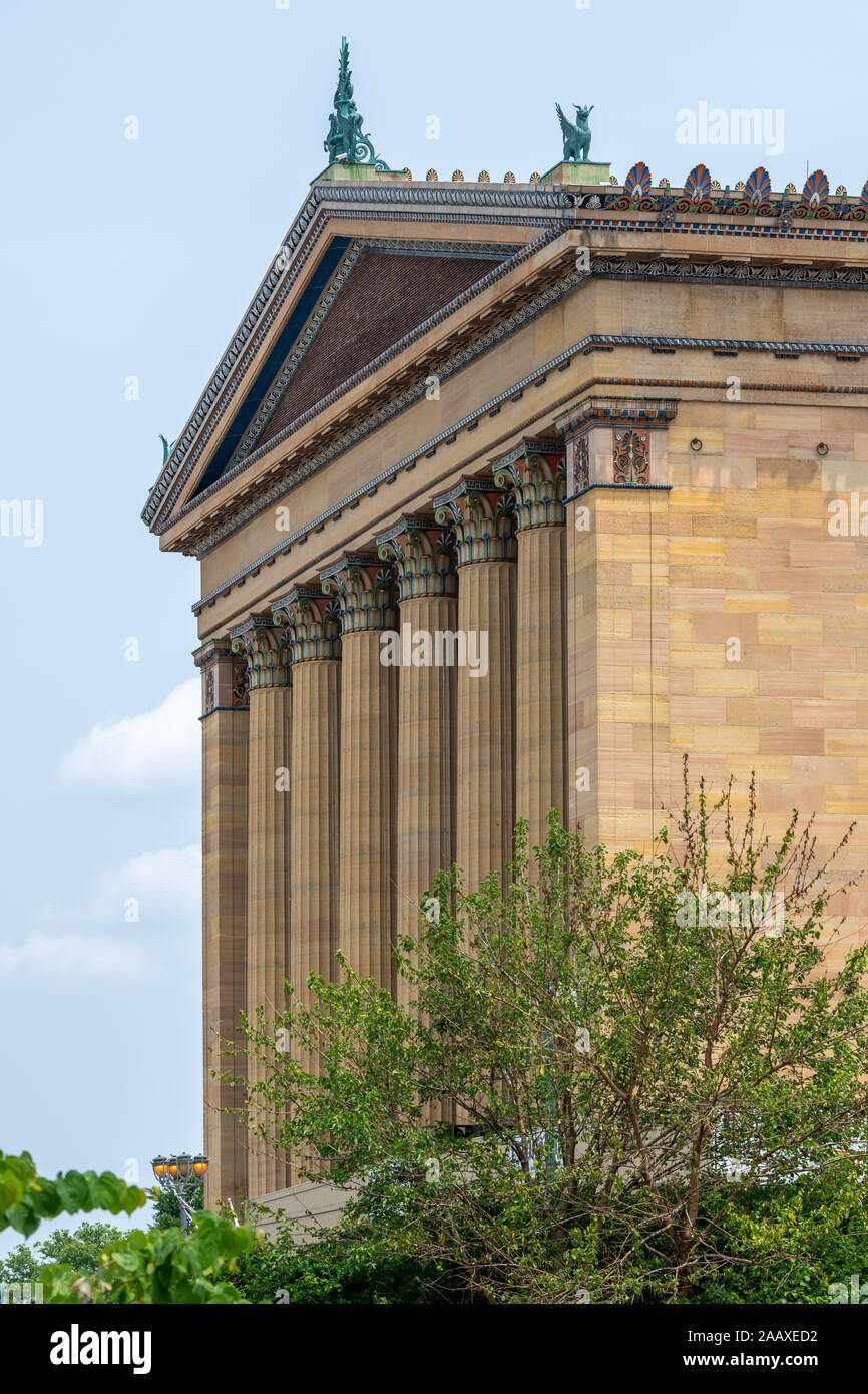 La facciata ovest dell'edificio principale del Museo dell'Arte di Philadelphia con la sua riccamente ornata di colonne corinzie e il frontone decorato Foto Stock