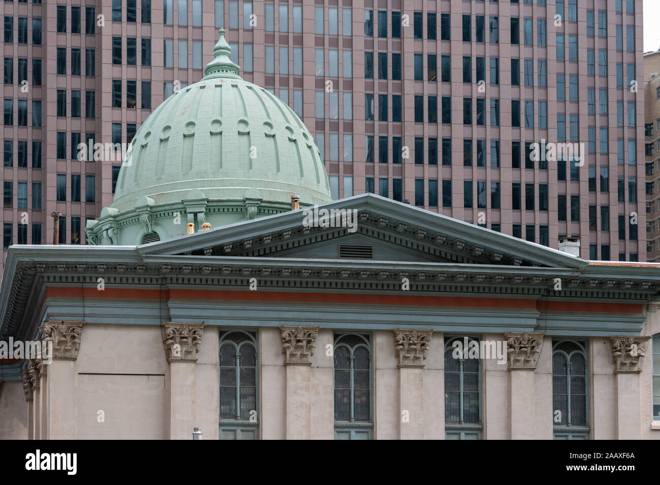 Il neo-classico stile revival greco dell'Arch Street Chiesa Presbiteriana contrasta con il multi-curtainwall finestrata di tre Logan Square Foto Stock