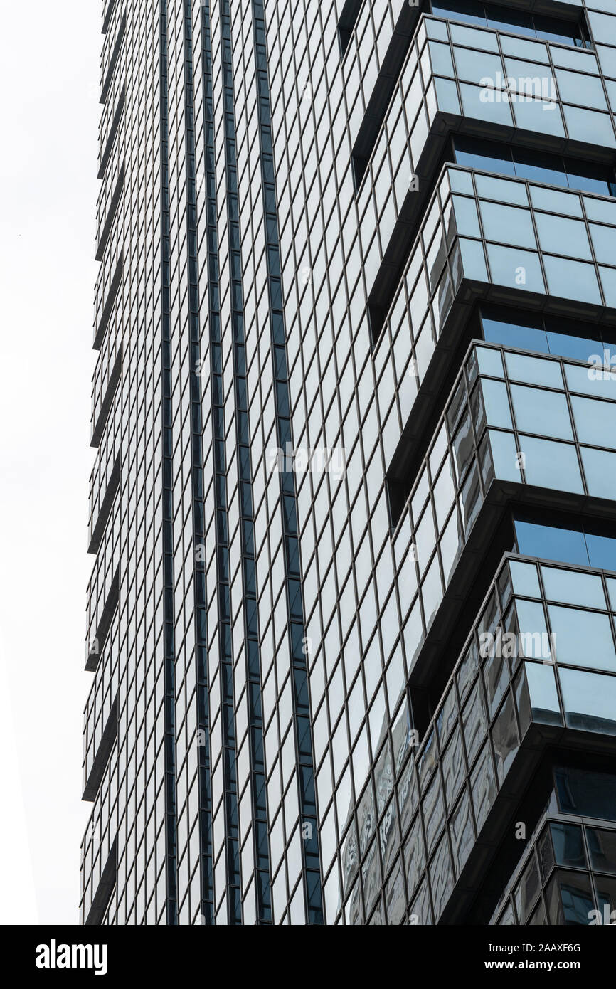 Il criss cross blue curtainwall vetro del G. Fred DiBona Jr edificio sulla strada del mercato Foto Stock