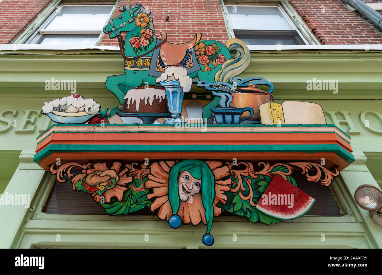 La colorata shop segno sopra la finestra della giostra Shoppe, un gelato, sandwich e il negozio di alimentari in S. 3rd Street, società Hill. Foto Stock
