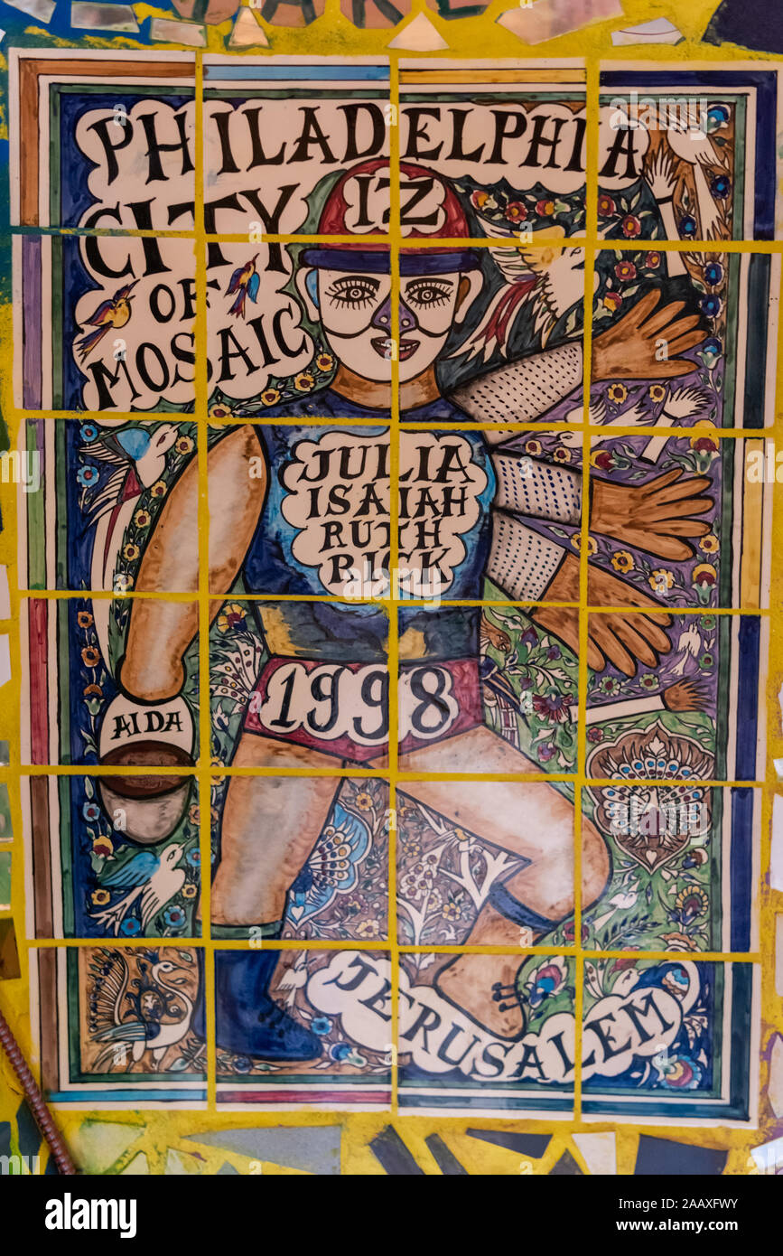 Un piastrellate poster pubblicitari il 1998 Philadelphia città del mosaico, sulla parete della galleria in Philadelphia magico giardino di South Street. Foto Stock