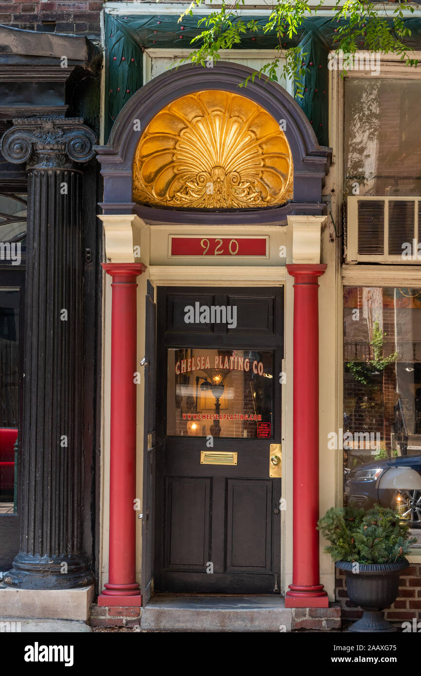 Uno smerlo dorato a forma di conchiglia frontone sopra la porta di ingresso per il Chelsea Società di placcatura a 920 Pine Street, Philadelphia Foto Stock