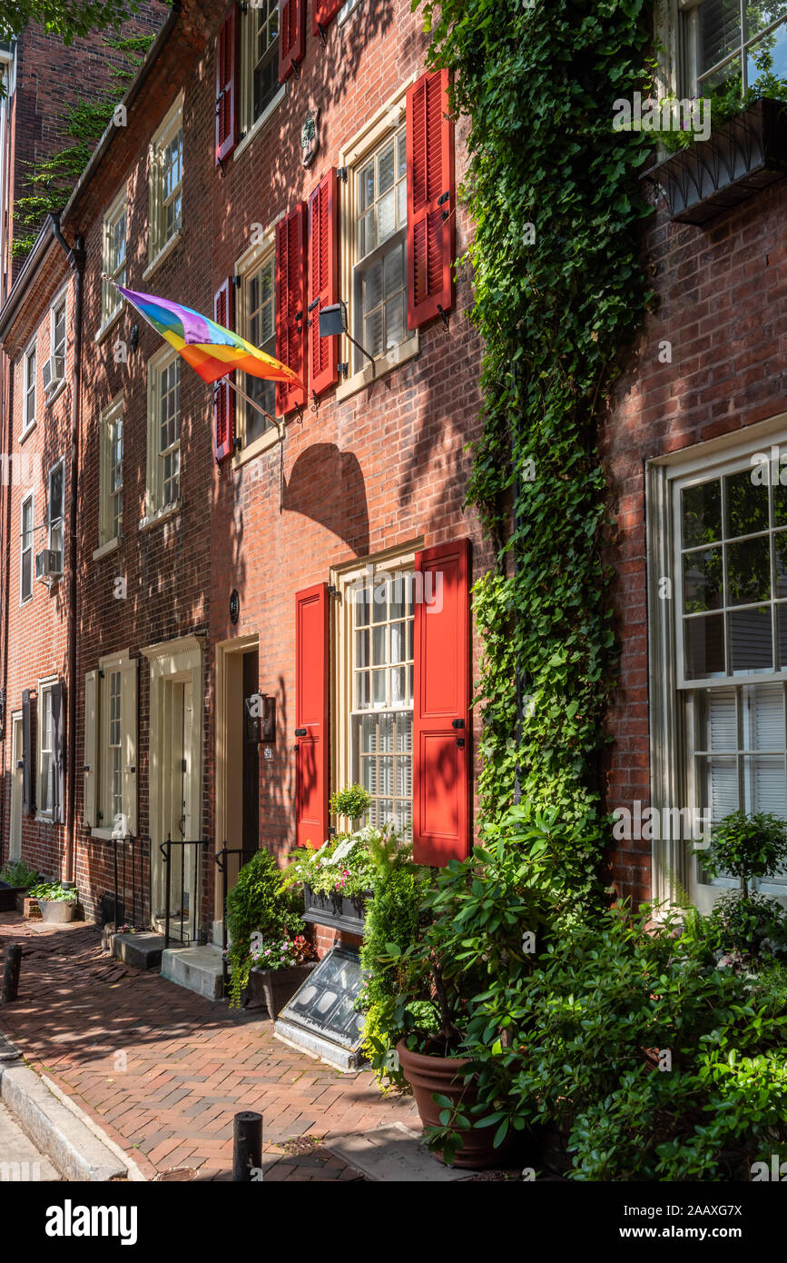 Un orgoglio bandiera pende al di fuori di una coloratissima casa storica in mela cotogna St Foto Stock
