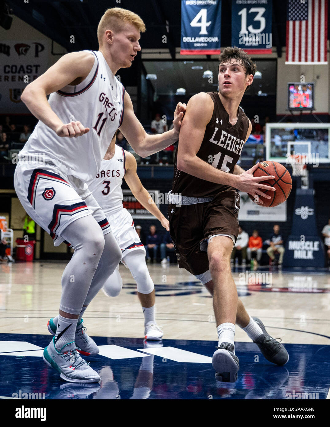 Padiglione McKeon Moraga Calif, STATI UNITI D'AMERICA. 23 Nov, 2019. U.S.A. Guardia di Lehigh Reed Fenton #15 unità al cestello durante il NCAA di pallacanestro degli uomini di gioco tra la Lehigh Mountain e i falchi della Saint Mary's Gaels 66-77 perso al Padiglione McKeon Moraga California Thurman James/CSM/Alamy Live News Foto Stock