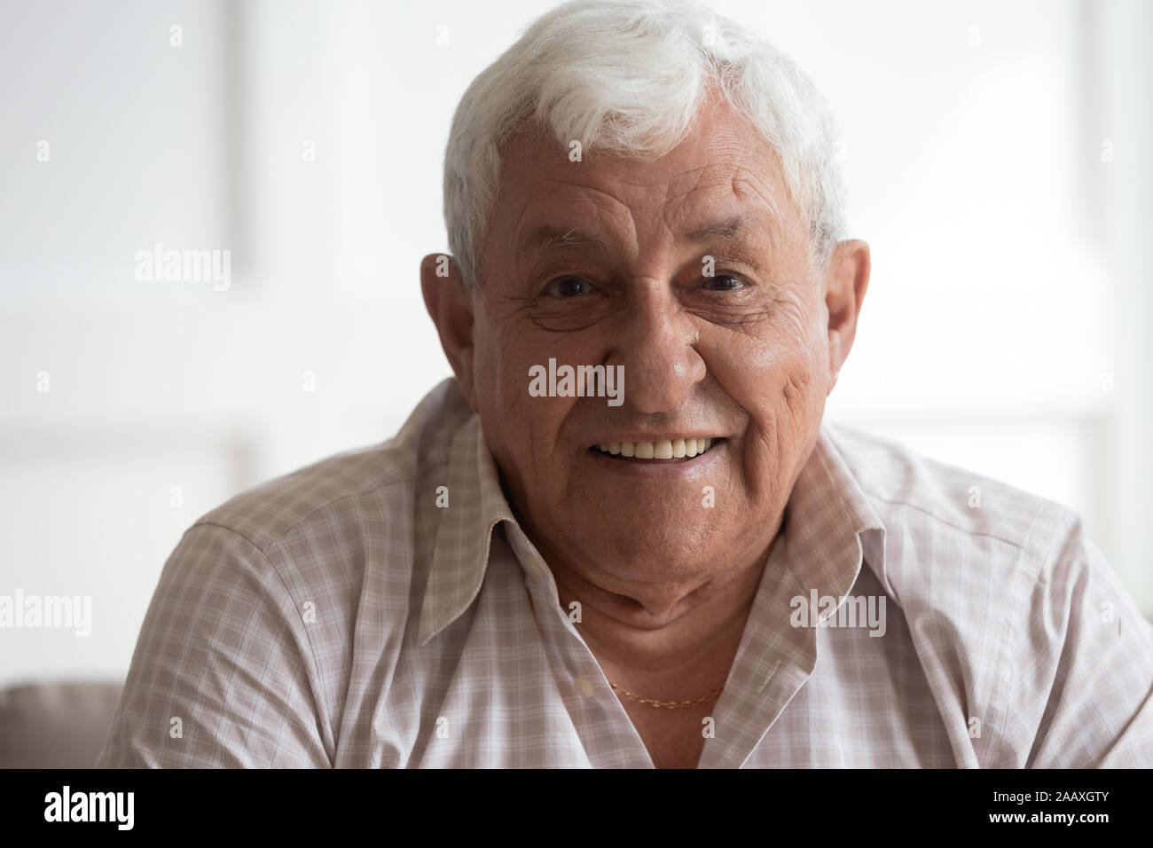 Headshot closeup ritratto di felice coppia grigio-uomo dai capelli. Foto Stock