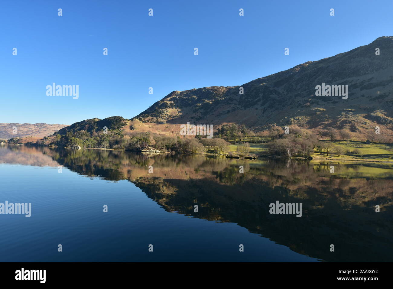 Riflessioni sull'Ullswater , Glenridding in inverno Foto Stock