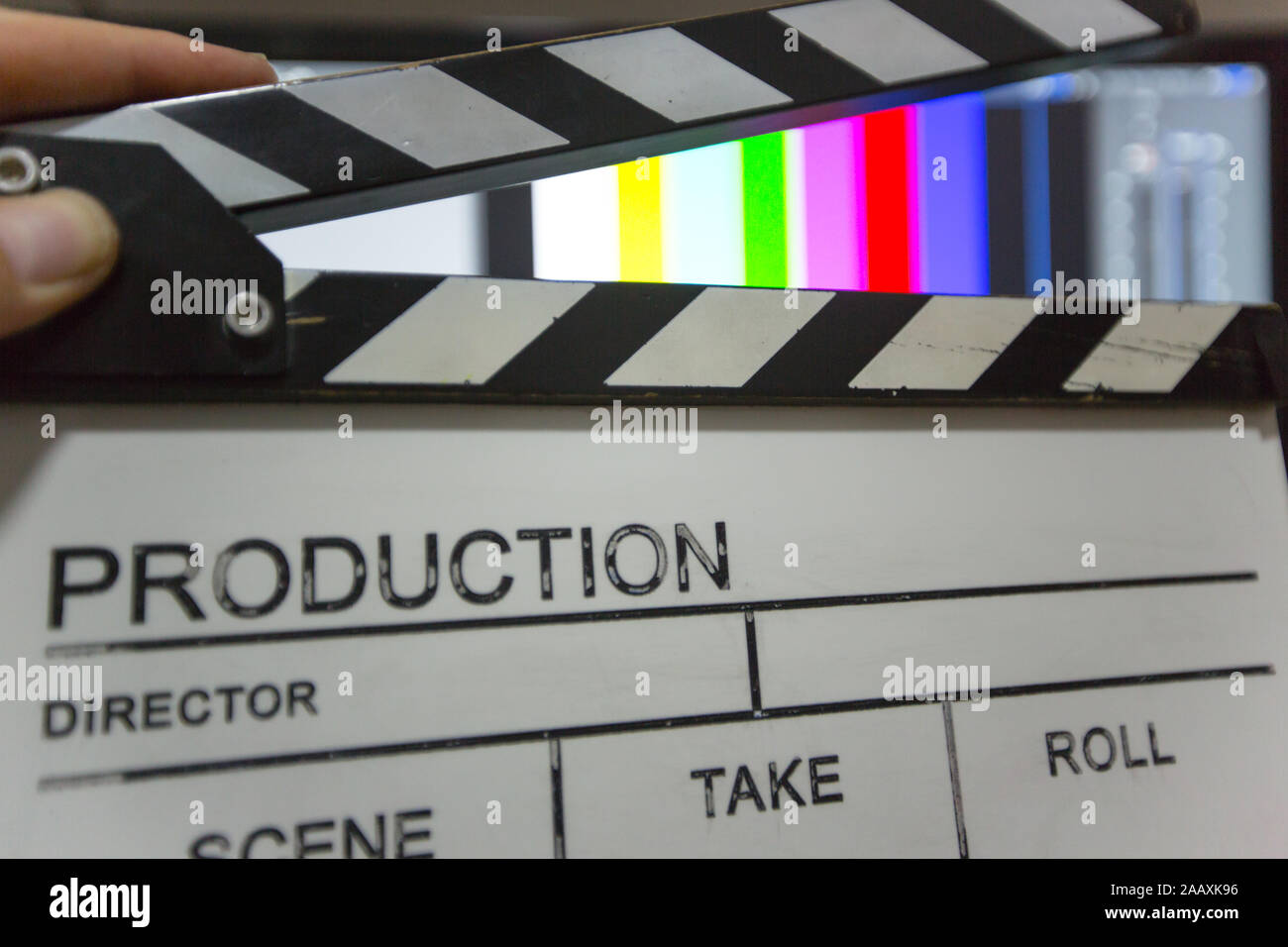 Movie clapper e sala di editing in background Foto Stock